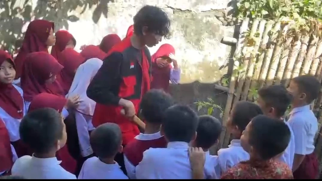 Siswa kelas V mempraktikkan stek tanaman bersama mahasiswa KKN Unhas di halaman sekolah Mandai. (Foto: Dok Pribadi).